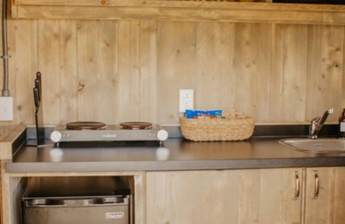 Flag Pond Apartment | The Wesley Unit 5- Not Pet Friendly - Glamping Retro