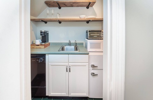 Ridgefield Hotel | The West Lane Inn - Family Suite with Kitchenette