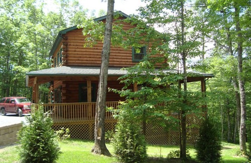 True Cabin | The West Virginian 3 storey log cabin in 10 acre wooded area adjacent to Pipestem State Park and Resort.