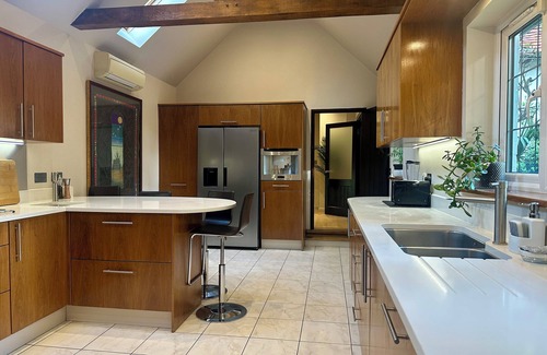 Woodmancote House | The West Wing – A Luxurious Country Escape Near Brighton, with Hot Tub & Pool