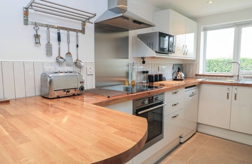 Potterne Cottage | THE WEST WING, romantic, with a garden in Potterne