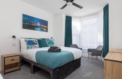 Blackpool Town Center Apartment | The Western Room 4-Room Only-Sleeps 5