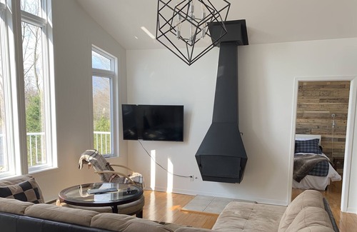 Saint-Andre-d'Argenteuil Ski Chalet | The White Cottage