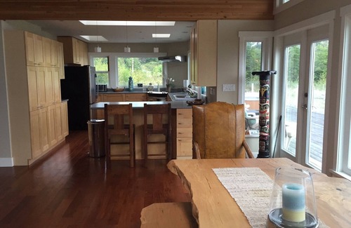 Port McNeill House | "The WhaleHouse"~ Upscale, 4000 Sq Ft Home For Large Family/3.8 acres