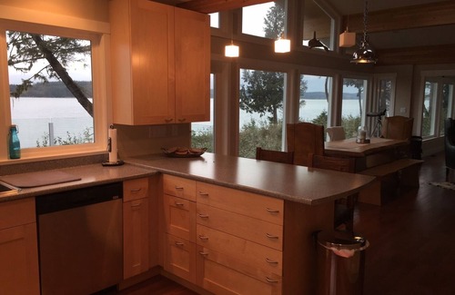 Port McNeill House | "The WhaleHouse"~ Upscale, 4000 Sq Ft Home For Large Family/3.8 acres