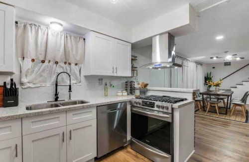 Sharpstown House | The Whimsy Retreat-amazing pool-5Brs-houston prime location Beltway 8 & US 69
