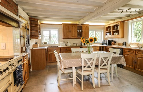 Winshill Cottage | THE WHITE COTTAGE, family friendly, with hot tub in Swadlincote
