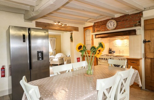 Winshill Cottage | THE WHITE COTTAGE, family friendly, with hot tub in Swadlincote
