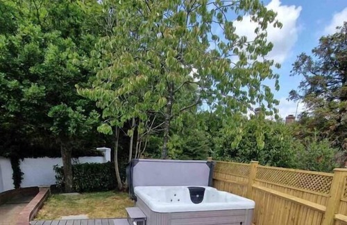 Upper Dicker House | The White Cottage at Gildridge + Private Hot Tub