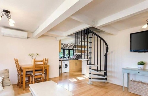 Upper Dicker House | The White Cottage at Gildridge + Private Hot Tub