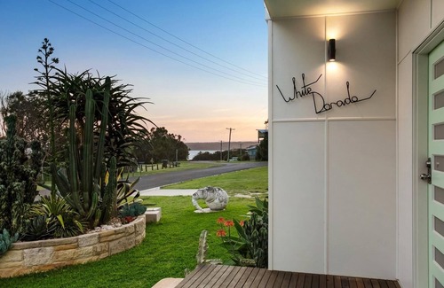 Berrara House | The White Dorado 🐟 Two mins walk to Kirby’s Beach 🌺