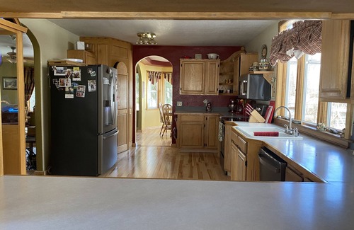 Klamath Falls House | THE WHITE HAVEN 7 beds, large yard, pets