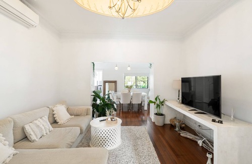 Hamilton Apartment | The White Home Ascot - Charming 3 Bedroom with Large Outdoor Deck