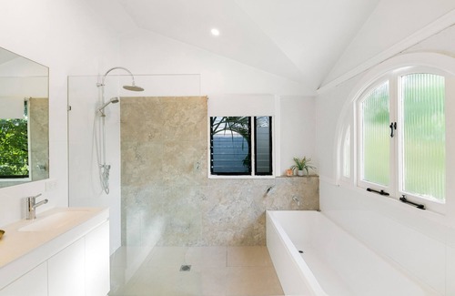 Hamilton Apartment | The White Home Ascot - Charming 3 Bedroom with Large Outdoor Deck