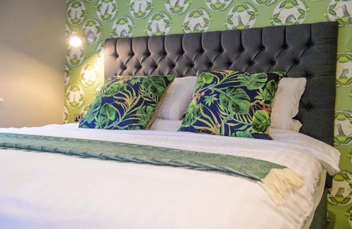 Hertford Hotel | The White Horse