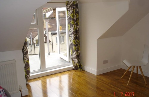 Cricklewood House | The White House 7 DOUBLE BED HOUSE FULLY-EQUIPPED