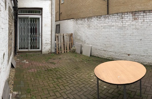 Cricklewood House | The White House 7 DOUBLE BED HOUSE FULLY-EQUIPPED
