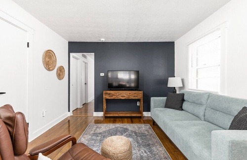Fountain Square House | The White House, Bright Cottage in Fountain Square