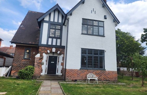 Trafford House | The White House - charming Tudor style house Manchester