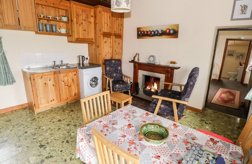 Inishnee Cottage | THE WHITE HOUSE, country holiday cottage in Roundstone, County Galway