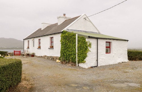 Inishnee Cottage | THE WHITE HOUSE, country holiday cottage in Roundstone, County Galway