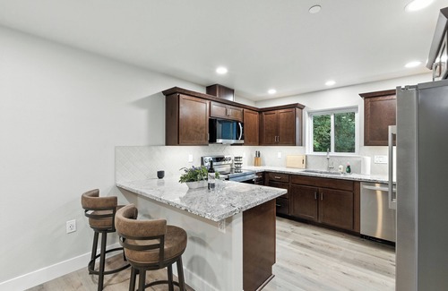 Auberry Cabin | The White House | Coveted Triplex Near Lake