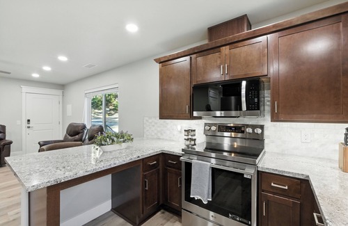 Auberry Cabin | The White House | Coveted Triplex Near Lake