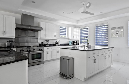 Palm Cay Villa | The White House - Exclusive Luxury Beachfront Villa - Private White Sand Beach