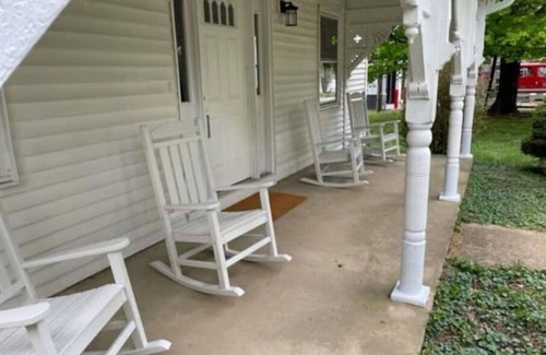 Bagdad House | The White House in Bagdad! On the Bourbon Trail and 40 minutes from Valhalla.