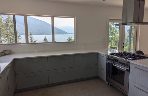 Nelson House | The White House - Lakeview, family friendly, A/C- Nelson BC