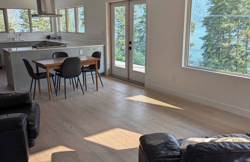 Nelson House | The White House - Lakeview, family friendly, A/C- Nelson BC