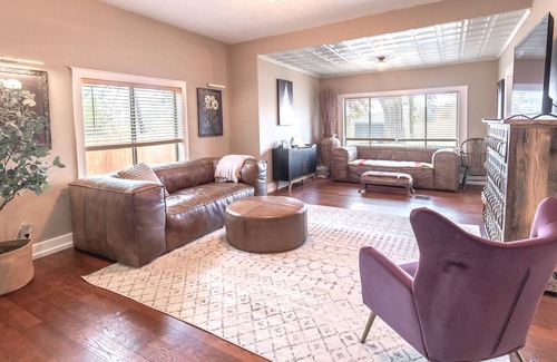 Paonia House | The White House on Niagara - Only 1 block from downtown with an orchard view!