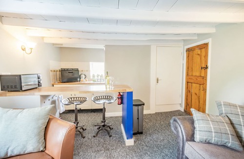 Kilnwick Cottage | THE WHITE HOUSE, pet friendly, with hot tub in Middleton On The Wolds