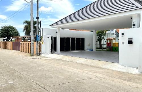 Na Kluea Villa | The White House Pool Villa Pattaya