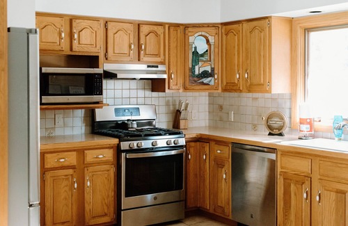 Bay City House | The White House! PRIME LOCATION BAY & RIVER VIEWS BAY CITY, MI