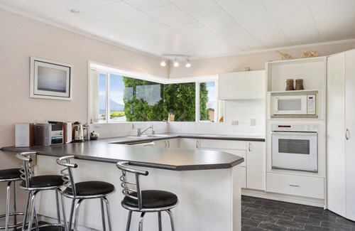 Wharewaka Cottage | The White House - Taupo Holiday Home