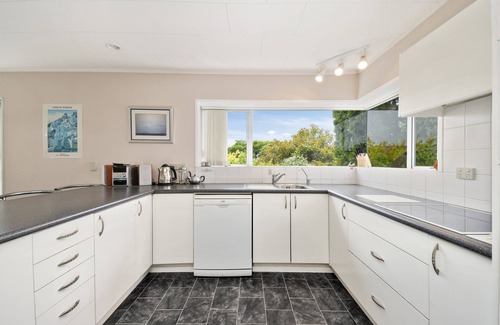 Wharewaka Cottage | The White House - Taupo Holiday Home