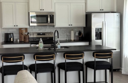 Uniontown House | The White Lotus - walking distance to ACHE or ARCBest