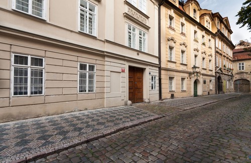 Josefov Apartment | The White Swan: Luxurious Old Town Double with Air-con, Quiet/out of crowds St.