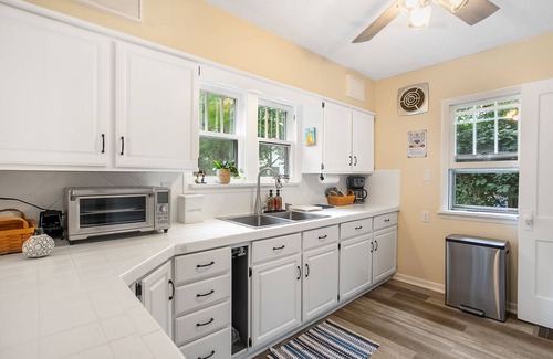 Macatawa House | The Whitman Cottage - Quaint Home Near Lake Macatawa