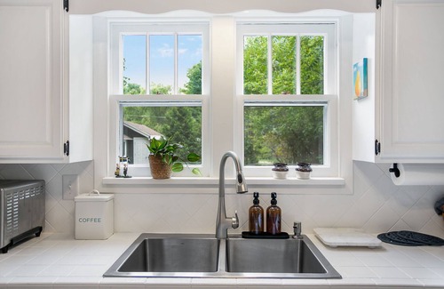 Macatawa House | The Whitman Cottage - Quaint Home Near Lake Macatawa