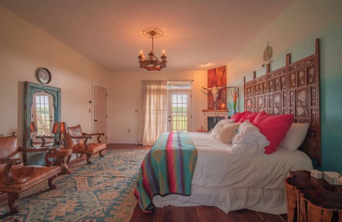 Round Top Bed & Breakfast | The Wild Blue Yonder Room - Wander Inn