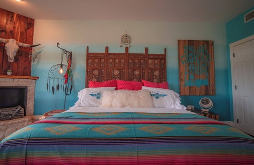 Round Top Bed & Breakfast | The Wild Blue Yonder Room - Wander Inn