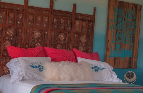 Round Top Bed & Breakfast | The Wild Blue Yonder Room - Wander Inn