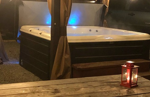 Maysville Cabin | The Wilderness Romance Retreat - Cave , Luxury Hot Tub, Hiking ,420-friendly !