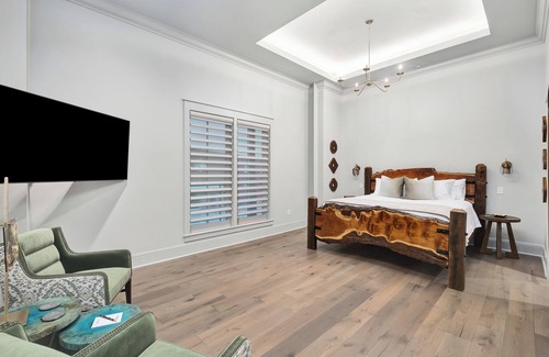 Cullman Hotel | The Wilderness Suite | 5 Minutes from I65 | In the heart of Cullman