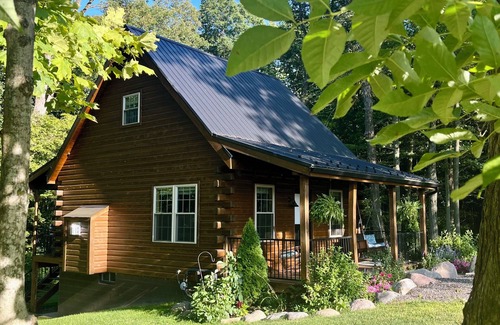 Mesopotamia Cabin | The Wildflower - Private cabin in wooded setting