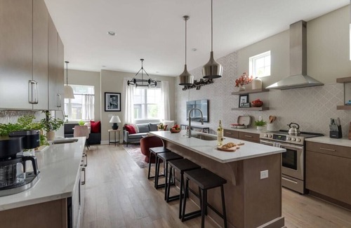 Katie Hill Neighborhood House | The Wildflower - Rooftop + Hot Tub + Fire-pit!