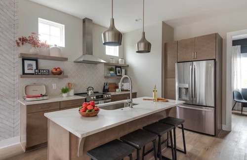 Katie Hill Neighborhood House | The Wildflower - Rooftop + Hot Tub + Fire-pit!