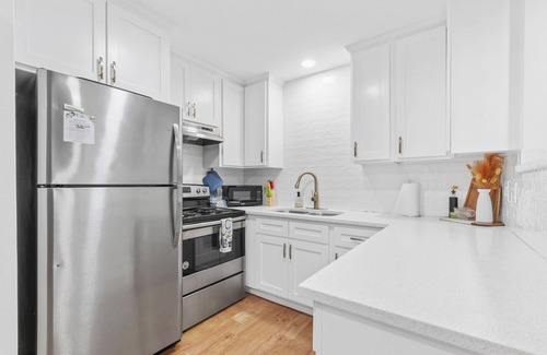 Bryan House | The Wildflower Townhome - Beautifully Updated and Fully Stocked - Close to A&M!